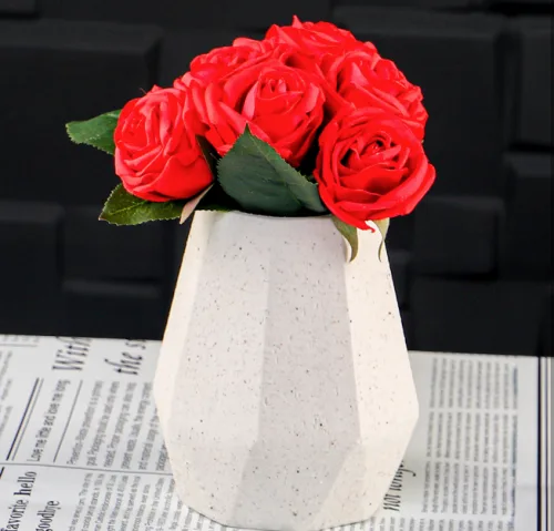 The proportion of roses sticking out of the vase