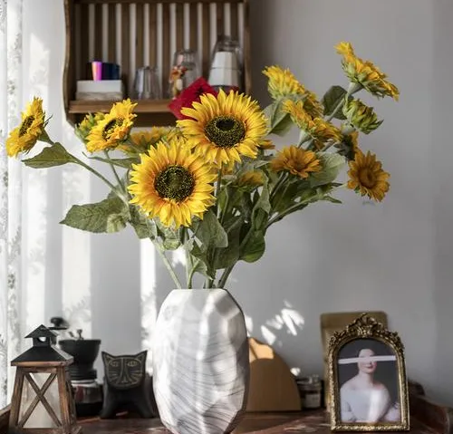 The proportion of sunflowers sticking out of the vase