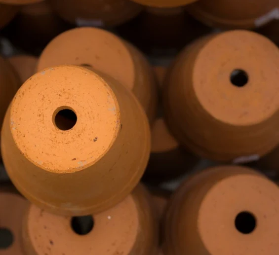 Drainage holes in round plant pots