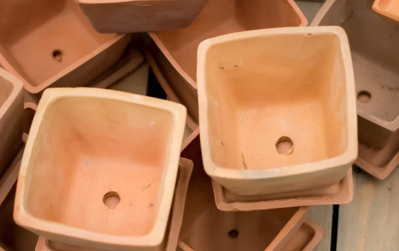 Drainage holes in square plant pots