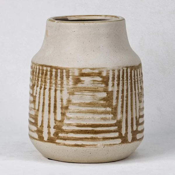 Simple ceramic vase with texture (2)