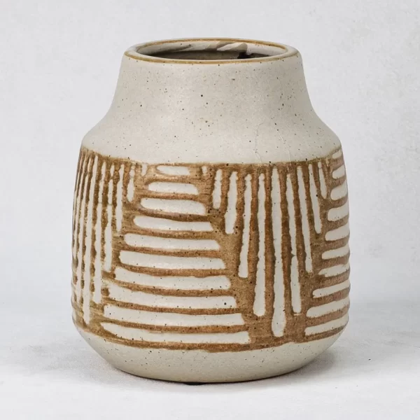 Simple ceramic vase with texture (3)
