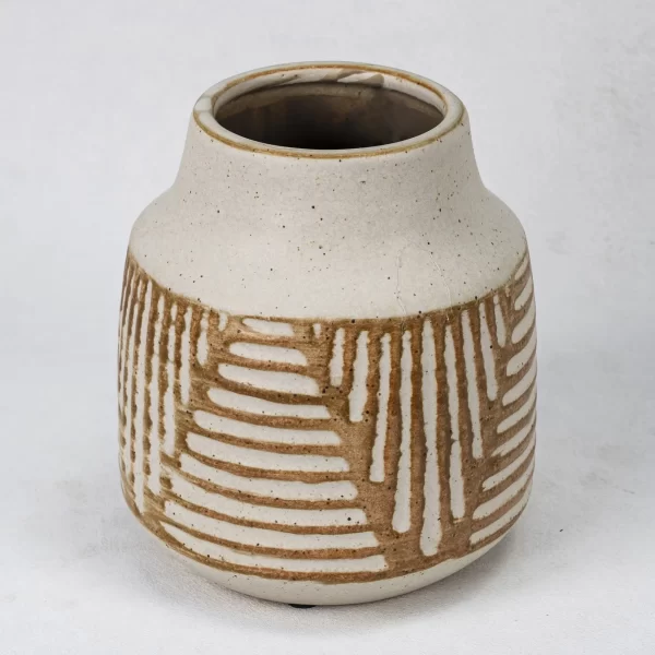 Simple ceramic vase with texture (4)